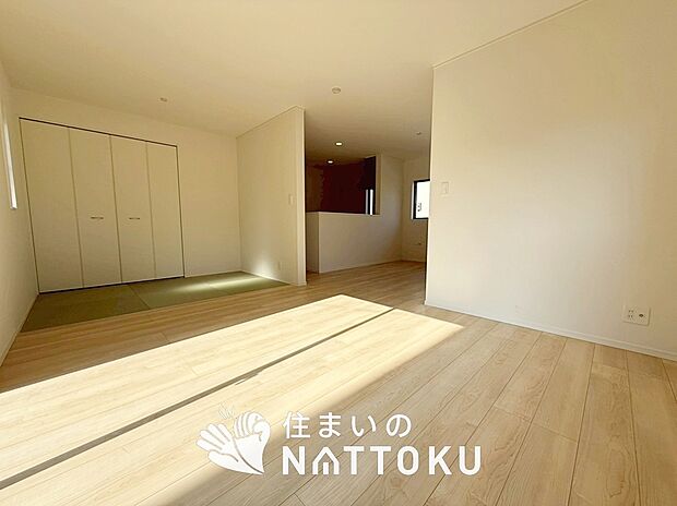 現地写真（リビング）
フローリング材には、木目、色調など木材特有の風合いがあり、ナチュラルな美しさになっています。
