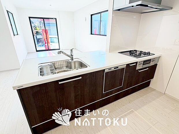 現地写真(キッチン)
収納たっぷりのシステムキッチン、浄水器付水栓を標準装備しています。