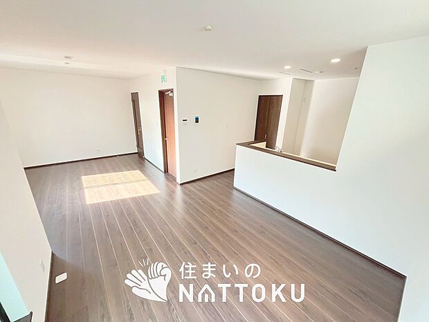 現地写真(リビング)
フローリング材には、木目、色調など木材特有の風合いがあり、ナチュラルな美しさになっています。