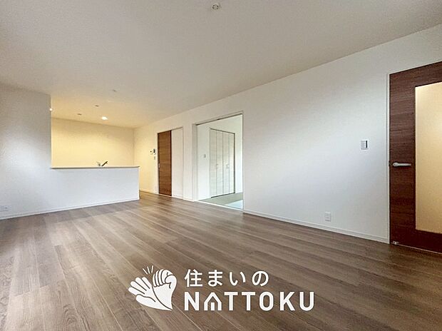 現地写真(リビング)
フローリング材には、木目、色調など木材特有の風合いがあり、ナチュラルな美しさになっています。