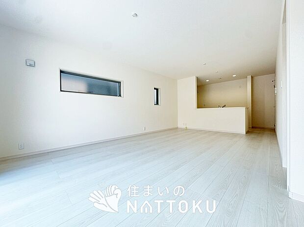 現地写真(リビング)
フローリング材には、木目、色調など木材特有の風合いがあり、ナチュラルな美しさになっています。