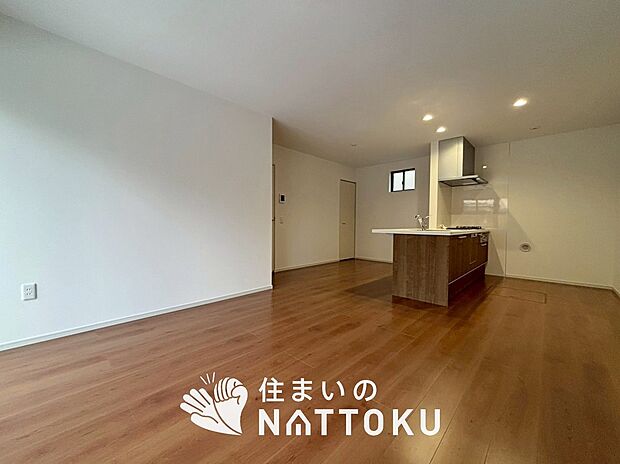 現地写真(リビング)
フローリング材には、木目、色調など木材特有の風合いがあり、ナチュラルな美しさになっています。