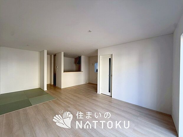 現地写真(リビング)
フローリング材には、木目、色調など木材特有の風合いがあり、ナチュラルな美しさになっています。