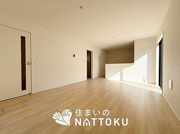 現地写真(リビング)
フローリング材には、木目、色調など木材特有の風合いがあり、ナチュラルな美しさになっています。