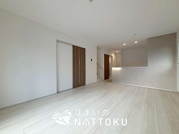 現地写真(リビング)
フローリング材には、木目、色調など木材特有の風合いがあり、ナチュラルな美しさになっています。