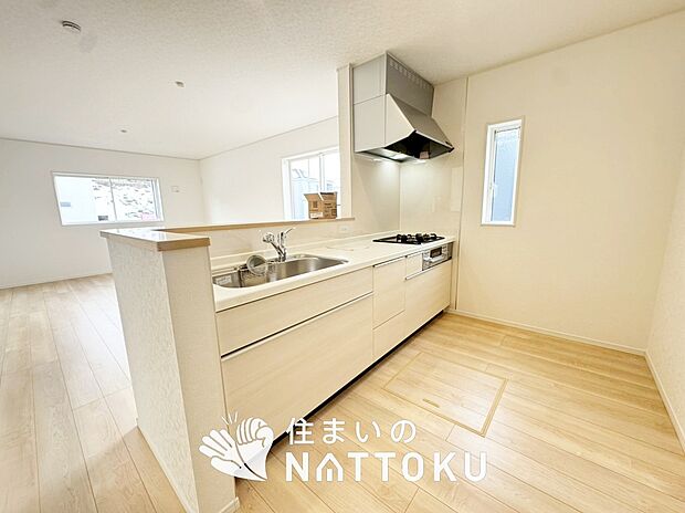 現地写真(キッチン)
収納たっぷりのシステムキッチン、浄水器付水栓を標準装備しています。