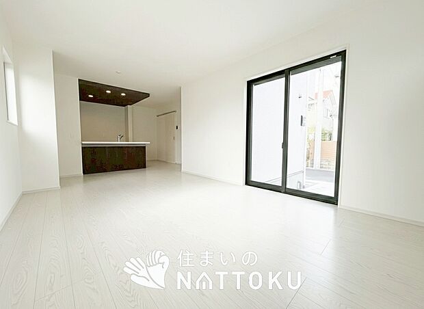 現地写真（リビング）
フローリング材には、木目、色調など木材特有の風合いがあり、ナチュラルな美しさになっています。
