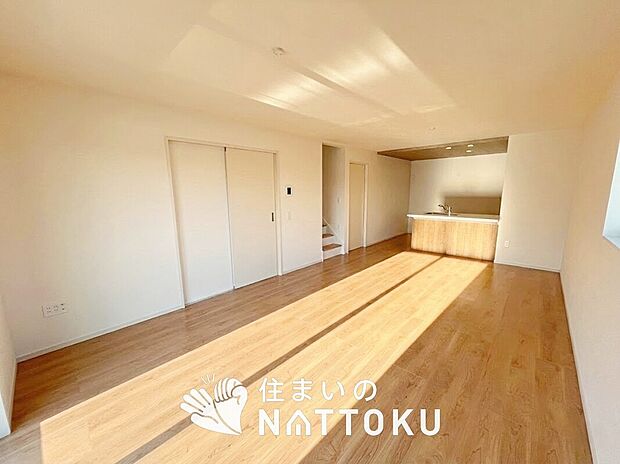 現地写真(リビング)
フローリング材には、木目、色調など木材特有の風合いがあり、ナチュラルな美しさになっています。