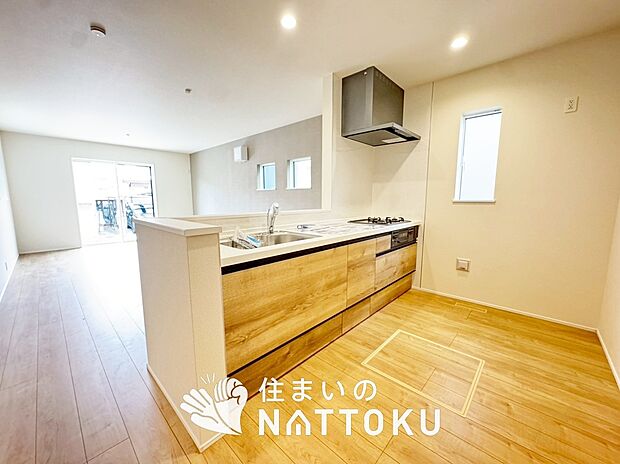 現地写真(キッチン)
収納たっぷりのシステムキッチン、浄水器付水栓を標準装備しています。