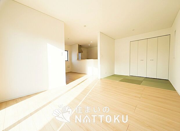 現地写真（リビング）
フローリング材には、木目、色調など木材特有の風合いがあり、ナチュラルな美しさになっています。
