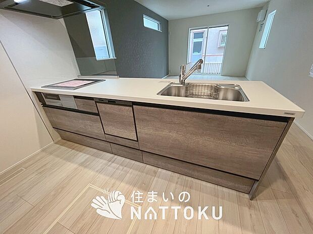 現地写真（キッチン）
収納たっぷりのシステムキッチン、浄水器付水栓を標準装備しています。
