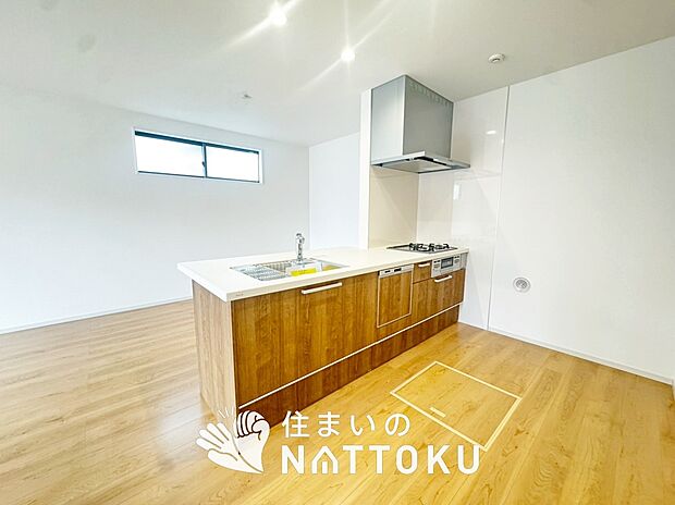 現地写真（キッチン）
収納たっぷりのシステムキッチン、浄水器付水栓を標準装備しています。

