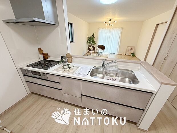 現地写真(キッチン)
収納たっぷりのシステムキッチン、浄水器付水栓を標準装備しています。