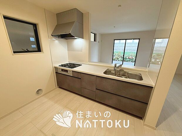 現地写真(キッチン)
収納たっぷりのシステムキッチン、浄水器付水栓を標準装備しています。