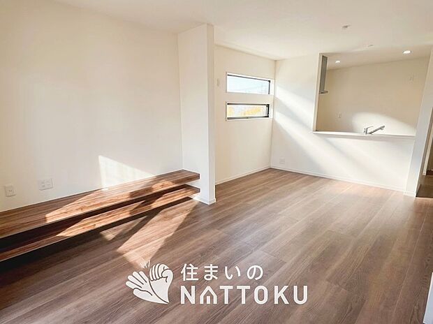 現地写真（リビング）
フローリング材には、木目、色調など木材特有の風合いがあり、ナチュラルな美しさになっています。
