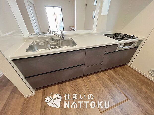 現地写真（キッチン）
収納たっぷりのシステムキッチン、浄水器付水栓を標準装備しています。
