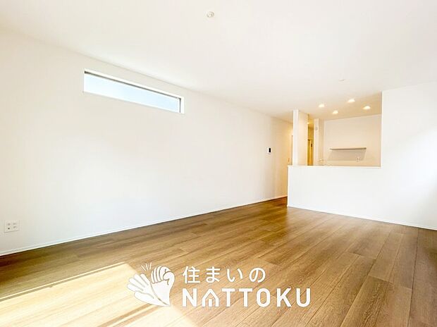 現地写真（リビング）
フローリング材には、木目、色調など木材特有の風合いがあり、ナチュラルな美しさになっています。
