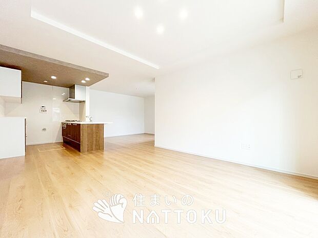 現地写真（リビング）
フローリング材には、木目、色調など木材特有の風合いがあり、ナチュラルな美しさになっています。
