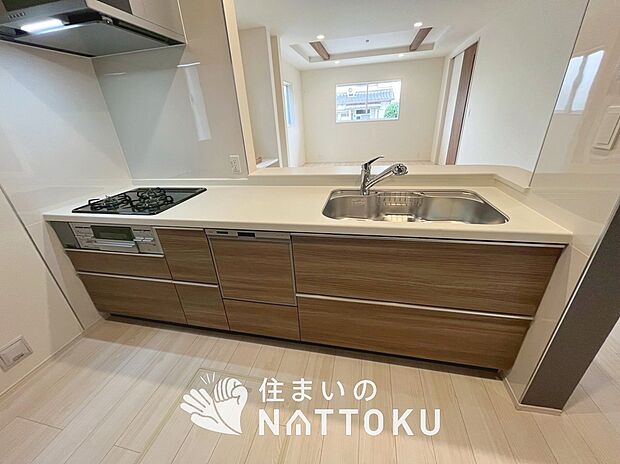 現地写真（キッチン）
収納たっぷりのシステムキッチン、浄水器付水栓を標準装備しています。
