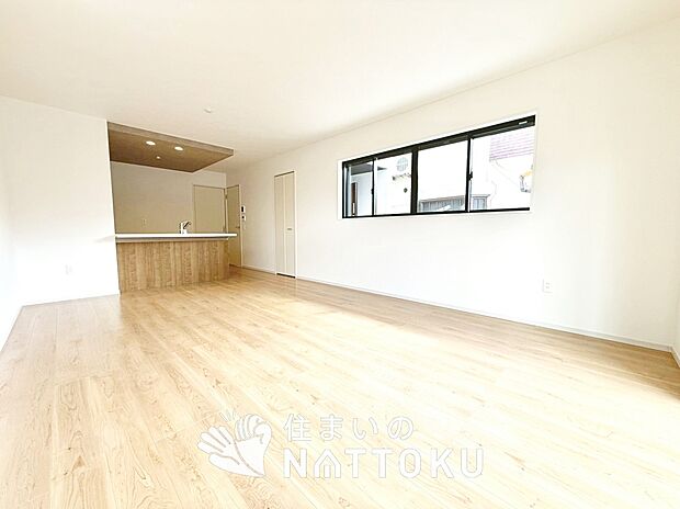 現地写真(リビング)
フローリング材には、木目、色調など木材特有の風合いがあり、ナチュラルな美しさになっています。