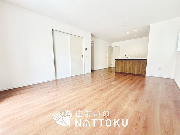 現地写真(リビング)
フローリング材には、木目、色調など木材特有の風合いがあり、ナチュラルな美しさになっています。