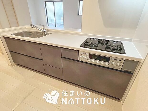 現地写真（キッチン）
収納たっぷりのシステムキッチン、浄水器付水栓を標準装備しています。
