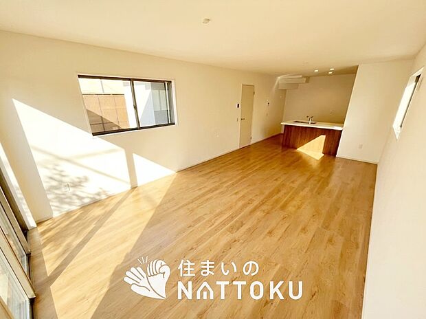 現地写真（リビング）
フローリング材には、木目、色調など木材特有の風合いがあり、ナチュラルな美しさになっています。
