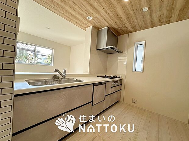 現地写真(キッチン)
収納たっぷりのシステムキッチン、浄水器付水栓を標準装備しています。