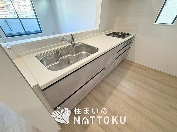 現地写真(キッチン)
収納たっぷりのシステムキッチン、浄水器付水栓を標準装備しています。