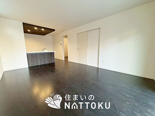 現地写真（リビング）
フローリング材には、木目、色調など木材特有の風合いがあり、ナチュラルな美しさになっています。
