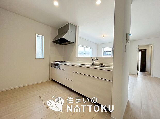 現地写真(キッチン)
収納たっぷりのシステムキッチン、浄水器付水栓を標準装備しています。