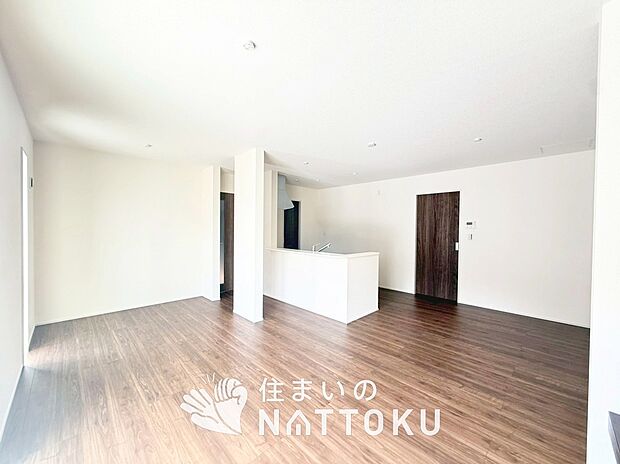 現地写真（リビング）
フローリング材には、木目、色調など木材特有の風合いがあり、ナチュラルな美しさになっています。
