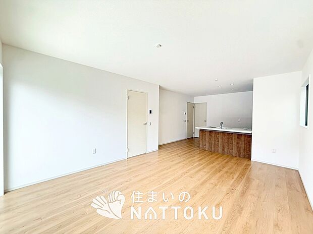 現地写真（リビング）
フローリング材には、木目、色調など木材特有の風合いがあり、ナチュラルな美しさになっています。
