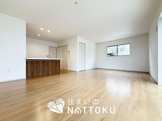 現地写真（リビング）
フローリング材には、木目、色調など木材特有の風合いがあり、ナチュラルな美しさになっています。
