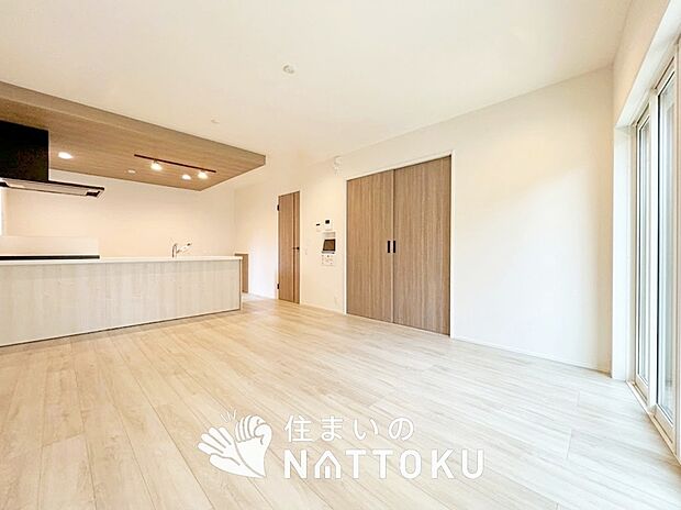 現地写真（リビング）
フローリング材には、木目、色調など木材特有の風合いがあり、ナチュラルな美しさになっています。

