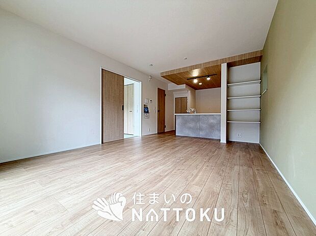 現地写真（リビング）
フローリング材には、木目、色調など木材特有の風合いがあり、ナチュラルな美しさになっています。
