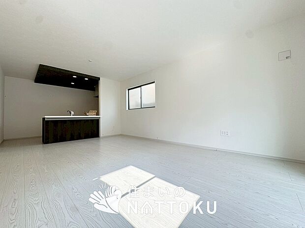 現地写真（リビング）
フローリング材には、木目、色調など木材特有の風合いがあり、ナチュラルな美しさになっています。
