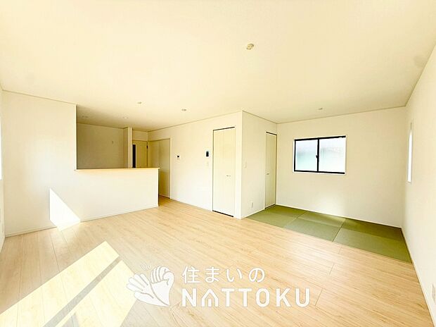 現地写真（リビング）
フローリング材には、木目、色調など木材特有の風合いがあり、ナチュラルな美しさになっています。
