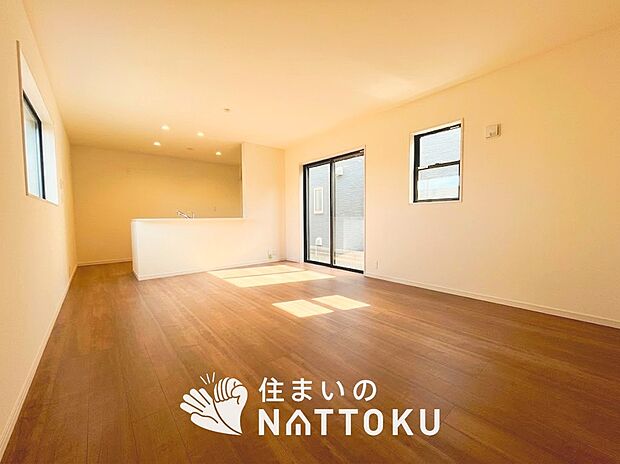 現地写真(リビング)
フローリング材には、木目、色調など木材特有の風合いがあり、ナチュラルな美しさになっています。