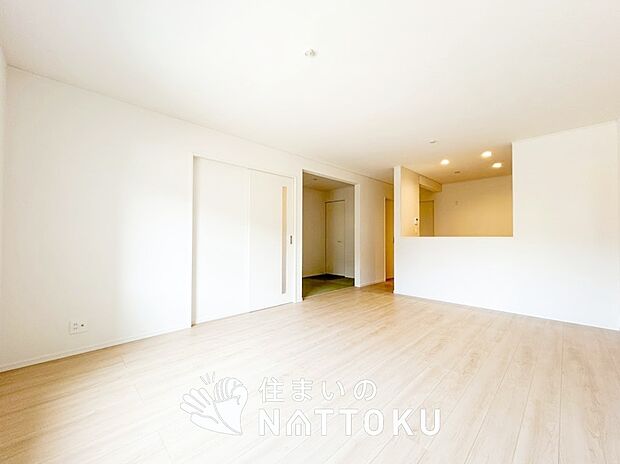 現地写真（リビング）
フローリング材には、木目、色調など木材特有の風合いがあり、ナチュラルな美しさになっています。
