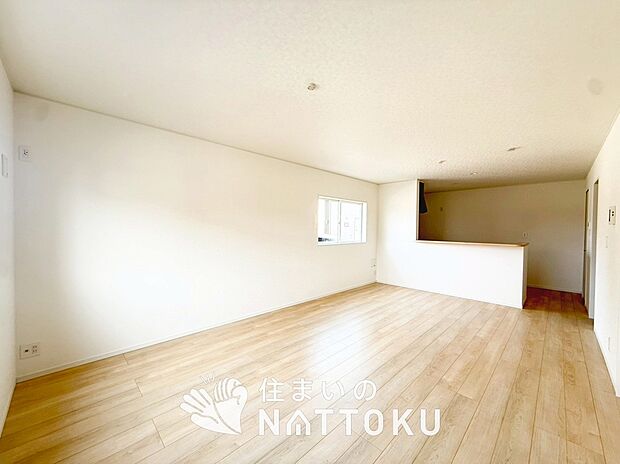 現地写真(リビング)
フローリング材には、木目、色調など木材特有の風合いがあり、ナチュラルな美しさになっています。