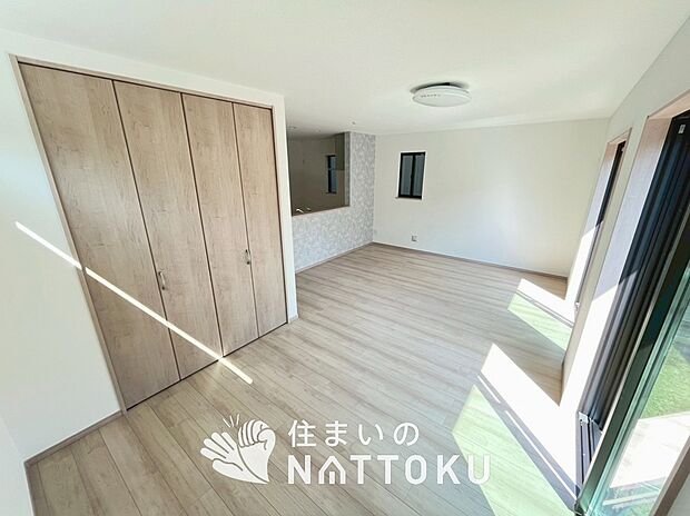 現地写真(リビング)
フローリング材には、木目、色調など木材特有の風合いがあり、ナチュラルな美しさになっています。