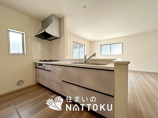 現地写真(キッチン)
収納たっぷりのシステムキッチン、浄水器付水栓を標準装備しています。