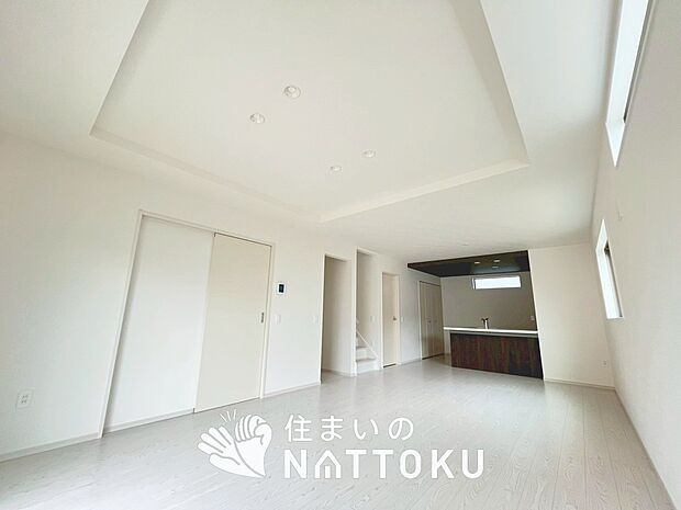 現地写真(リビング)
フローリング材には、木目、色調など木材特有の風合いがあり、ナチュラルな美しさになっています。