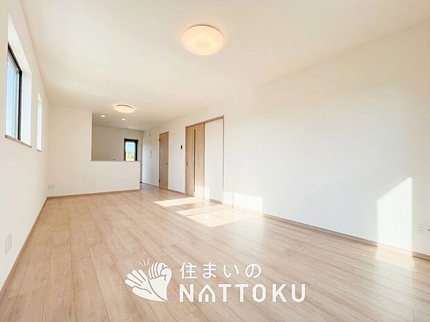 現地写真（リビング）
フローリング材には、木目、色調など木材特有の風合いがあり、ナチュラルな美しさになっています。
