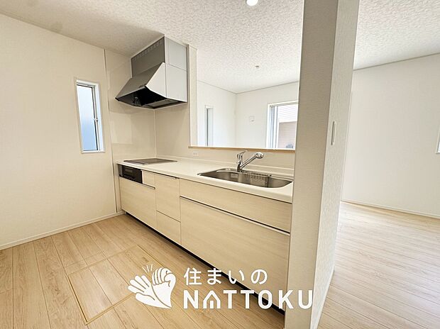 現地写真(キッチン)
収納たっぷりのシステムキッチン、浄水器付水栓を標準装備しています。