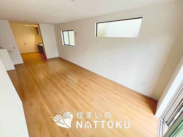 現地写真(リビング)
フローリング材には、木目、色調など木材特有の風合いがあり、ナチュラルな美しさになっています。