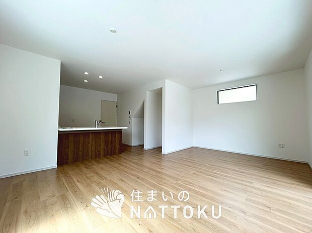 現地写真(リビング)
フローリング材には、木目、色調など木材特有の風合いがあり、ナチュラルな美しさになっています。