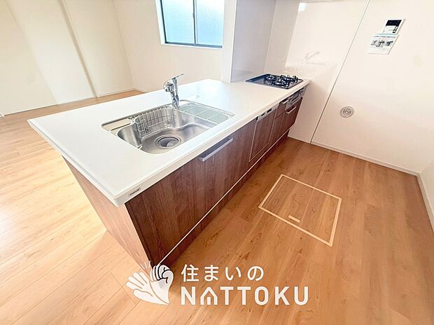 現地写真(キッチン)
収納たっぷりのシステムキッチン、浄水器付水栓を標準装備しています。