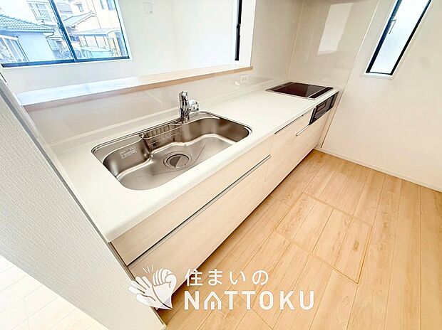 現地写真(キッチン)
収納たっぷりのシステムキッチン、浄水器付水栓を標準装備しています。